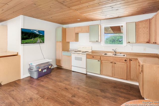 596 Oakridge Ln, Pipe Creek, TX 78063