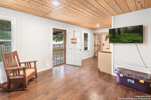 596 Oakridge Ln, Pipe Creek, TX 78063