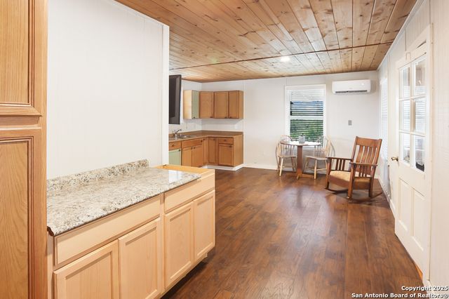 596 Oakridge Ln, Pipe Creek, TX 78063