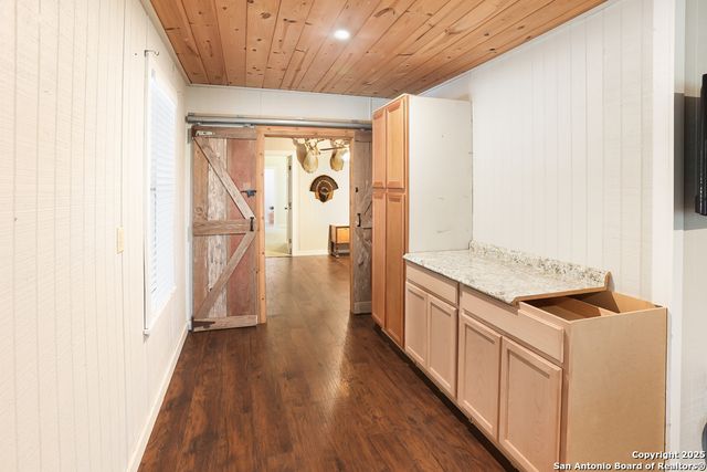 596 Oakridge Ln, Pipe Creek, TX 78063