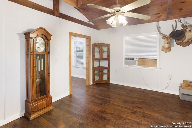 596 Oakridge Ln, Pipe Creek, TX 78063