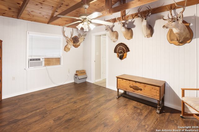 596 Oakridge Ln, Pipe Creek, TX 78063