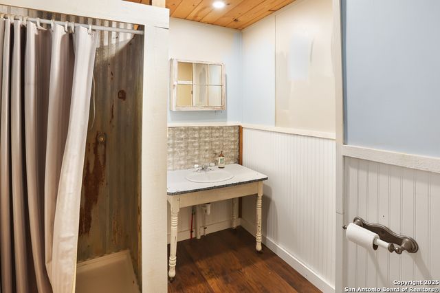 596 Oakridge Ln, Pipe Creek, TX 78063