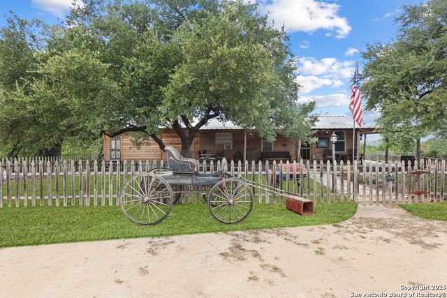 596 Oakridge Ln, Pipe Creek, TX 78063