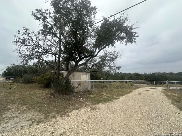 596 Oakridge Ln, Pipe Creek, TX 78063