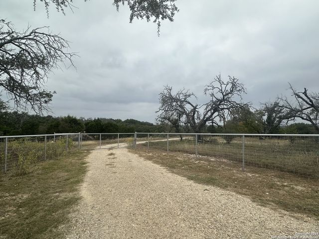 596 Oakridge Ln, Pipe Creek, TX 78063