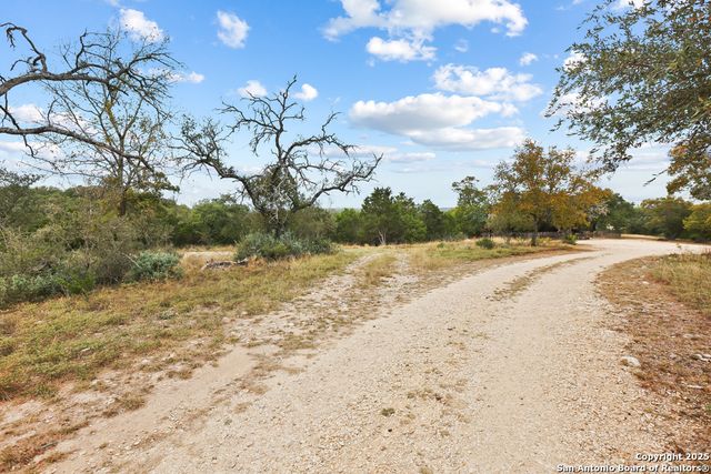 596 Oakridge Ln, Pipe Creek, TX 78063