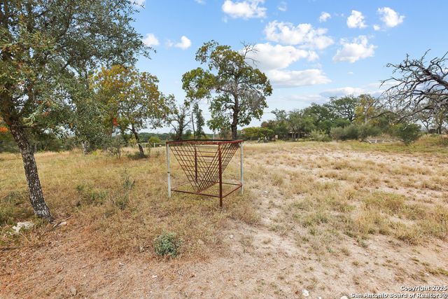 596 Oakridge Ln, Pipe Creek, TX 78063
