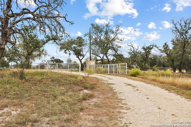 596 Oakridge Ln, Pipe Creek, TX 78063
