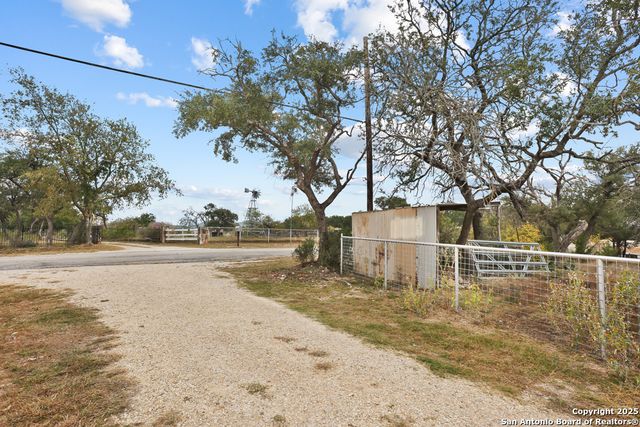 596 Oakridge Ln, Pipe Creek, TX 78063