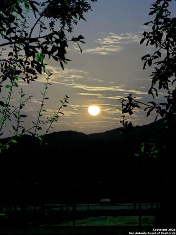 596 Oakridge Ln, Pipe Creek, TX 78063