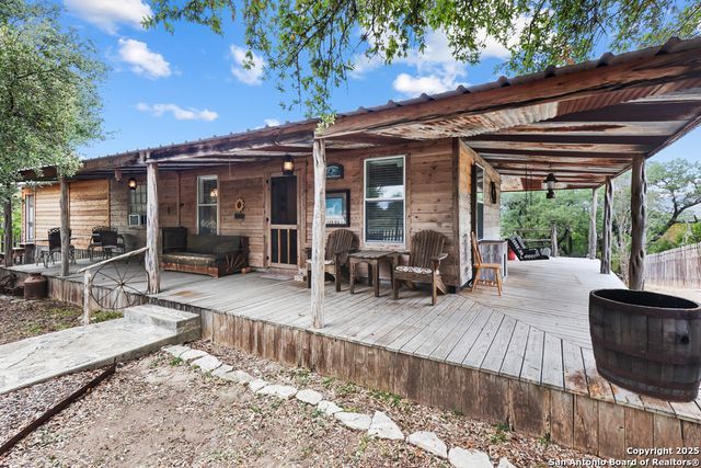 596 Oakridge Ln, Pipe Creek, TX 78063