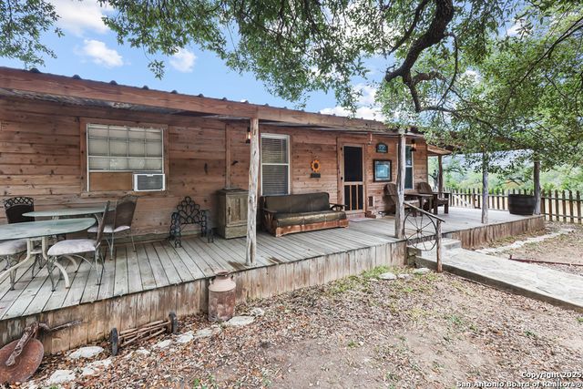 596 Oakridge Ln, Pipe Creek, TX 78063