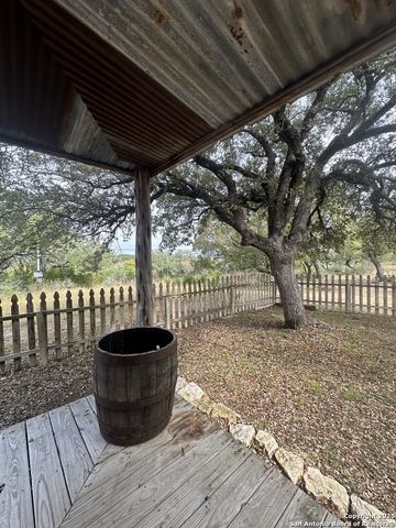 596 Oakridge Ln, Pipe Creek, TX 78063