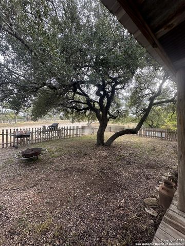 596 Oakridge Ln, Pipe Creek, TX 78063