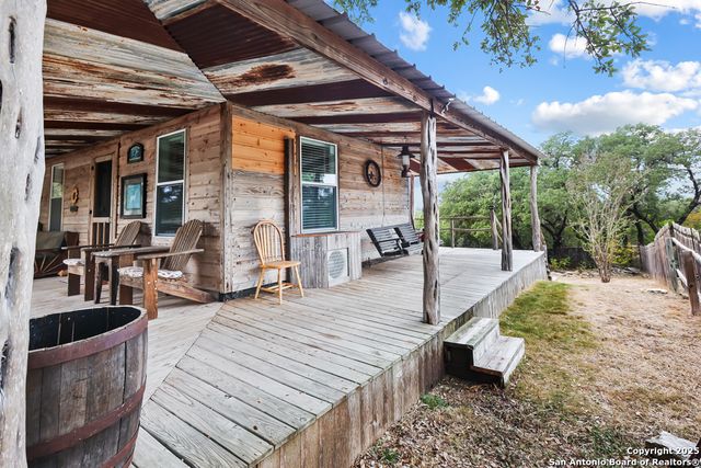 596 Oakridge Ln, Pipe Creek, TX 78063