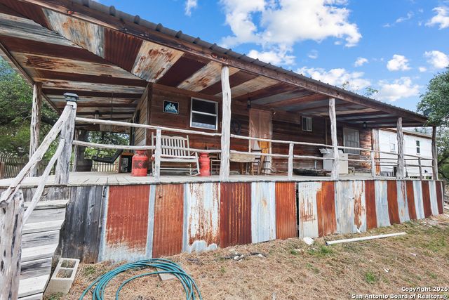 596 Oakridge Ln, Pipe Creek, TX 78063