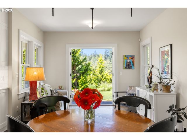 6305 Sw SWEETBRIAR Ct, Portland, OR 97221
