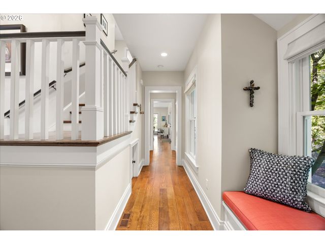 6305 Sw SWEETBRIAR Ct, Portland, OR 97221