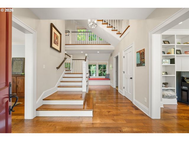 6305 Sw SWEETBRIAR Ct, Portland, OR 97221