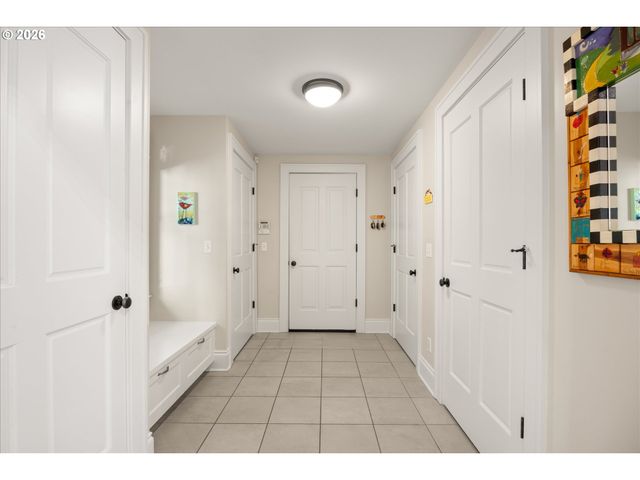 6305 Sw SWEETBRIAR Ct, Portland, OR 97221