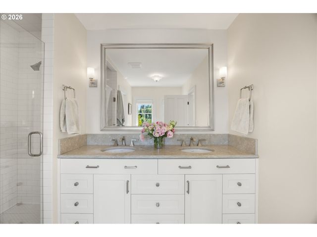 6305 Sw SWEETBRIAR Ct, Portland, OR 97221