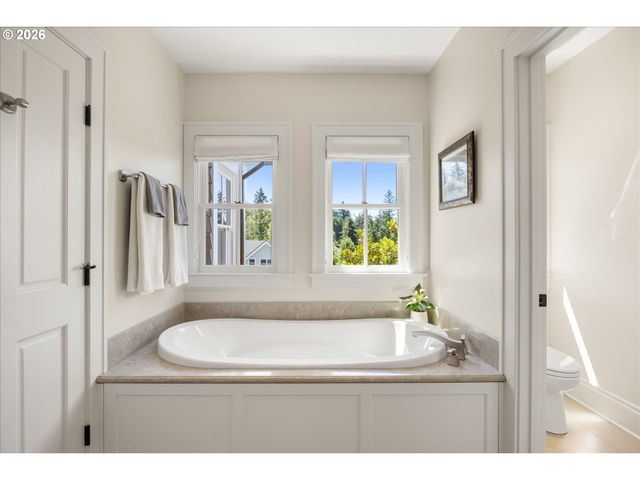 6305 Sw SWEETBRIAR Ct, Portland, OR 97221