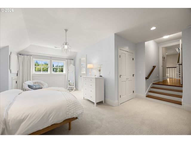 6305 Sw SWEETBRIAR Ct, Portland, OR 97221