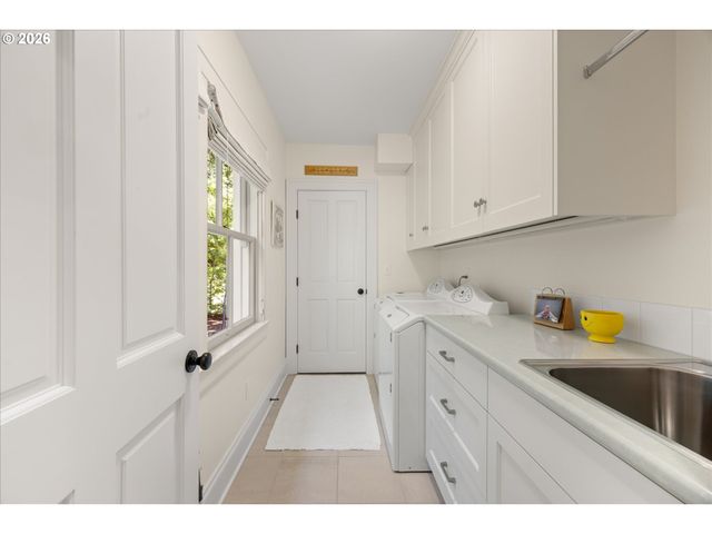 6305 Sw SWEETBRIAR Ct, Portland, OR 97221