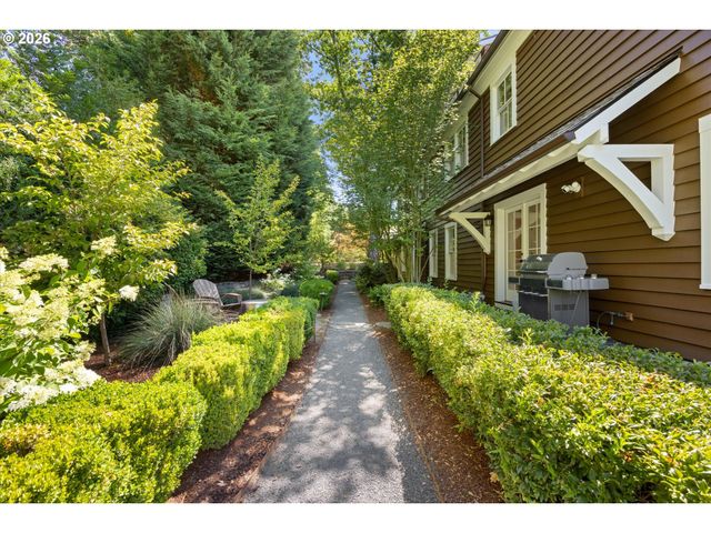 6305 Sw SWEETBRIAR Ct, Portland, OR 97221