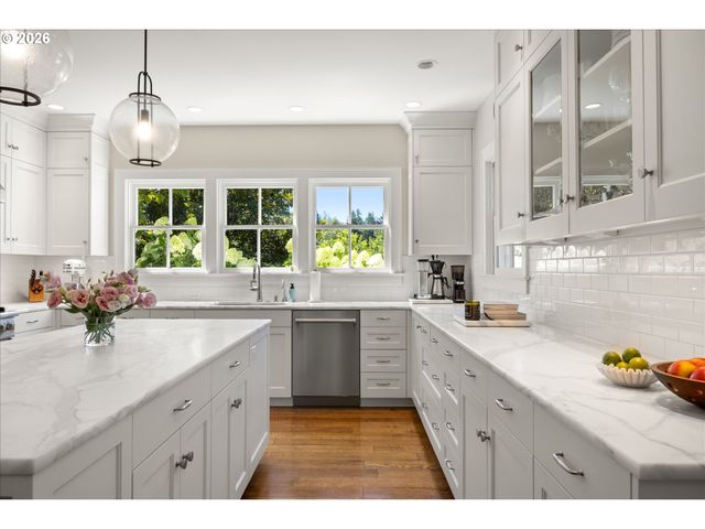 6305 Sw SWEETBRIAR Ct, Portland, OR 97221