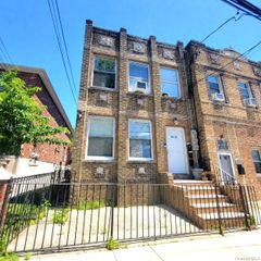 69-21 78th Street, Middle Village, NY 11379