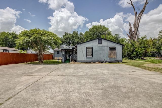1028 N Victory Drive, Houston, TX 77088