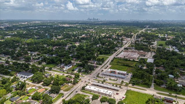 1028 N Victory Drive, Houston, TX 77088