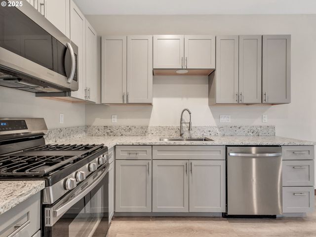 1590 Se HONEYSUCKLE Loop, Warrenton, OR 97146