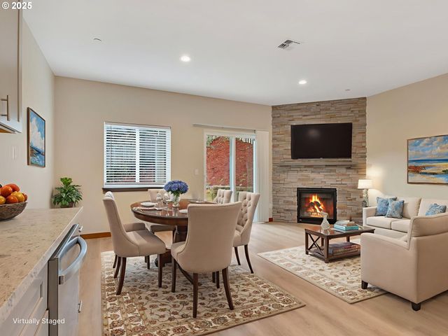 1590 Se HONEYSUCKLE Loop, Warrenton, OR 97146