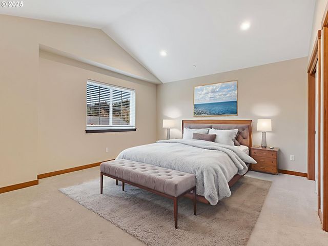 1590 Se HONEYSUCKLE Loop, Warrenton, OR 97146