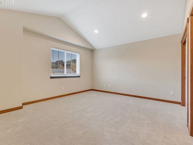 1590 Se HONEYSUCKLE Loop, Warrenton, OR 97146