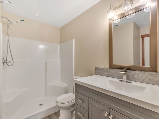 1590 Se HONEYSUCKLE Loop, Warrenton, OR 97146