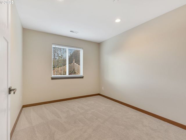 1590 Se HONEYSUCKLE Loop, Warrenton, OR 97146