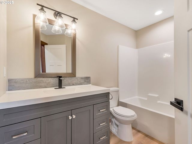 1590 Se HONEYSUCKLE Loop, Warrenton, OR 97146