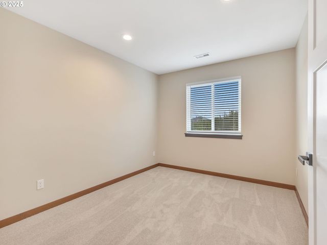 1590 Se HONEYSUCKLE Loop, Warrenton, OR 97146