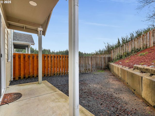 1590 Se HONEYSUCKLE Loop, Warrenton, OR 97146