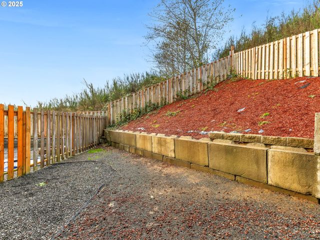 1590 Se HONEYSUCKLE Loop, Warrenton, OR 97146