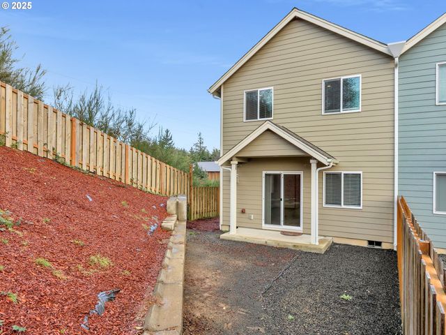 1590 Se HONEYSUCKLE Loop, Warrenton, OR 97146