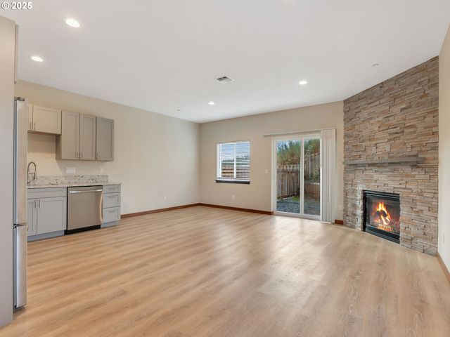 1590 Se HONEYSUCKLE Loop, Warrenton, OR 97146