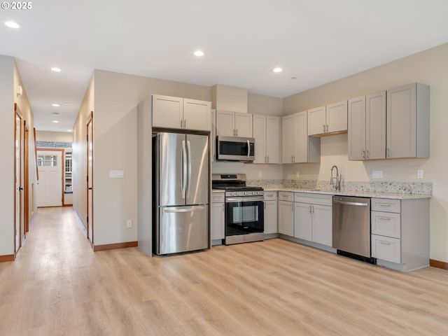 1590 Se HONEYSUCKLE Loop, Warrenton, OR 97146