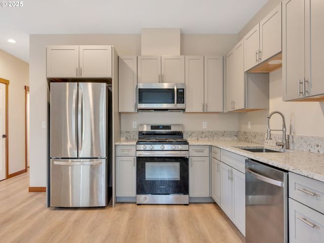 1590 Se HONEYSUCKLE Loop, Warrenton, OR 97146