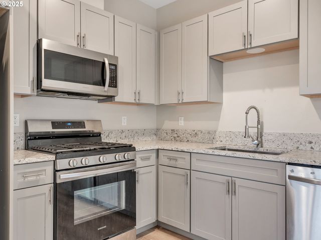 1590 Se HONEYSUCKLE Loop, Warrenton, OR 97146