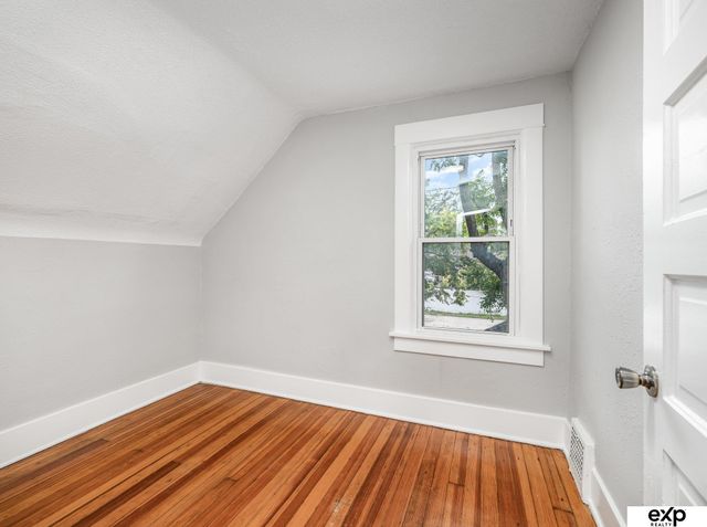 1214 S 25th Avenue, Omaha, NE 68105